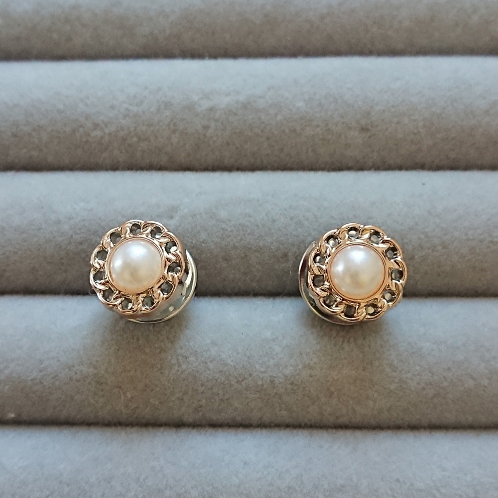 Elegant Gold tone and faux Pearl surrounded by a chain link border brooch/pins